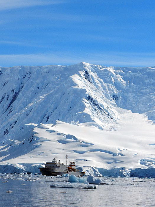 AQ1113LN2038_antarctic-peninsula-fournier-bay-vavilov.jpg [&copy; Last Frontiers Ltd]