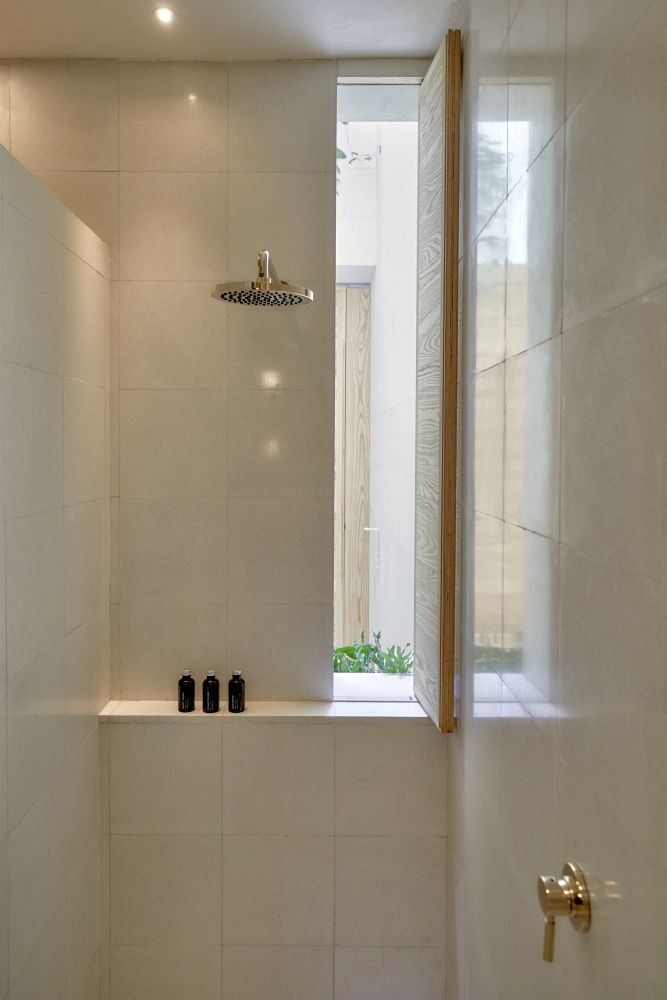 MX2004CM002_circulo-mexicano-rain-shower.jpg [&copy; Last Frontiers Ltd]