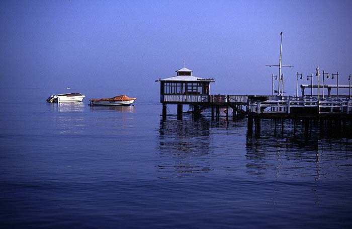 PE0599EP031_paracas_pier.jpg [&copy; Last Frontiers Ltd]