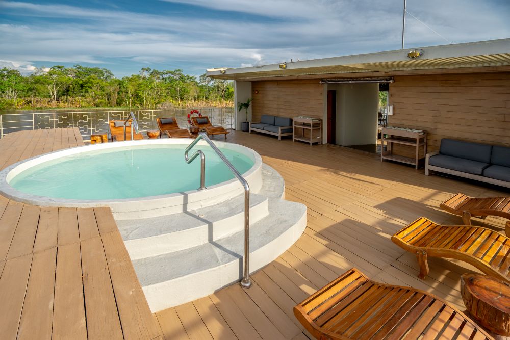 PE1801DE018_delfin-3-pool.jpg [&copy; Last Frontiers Ltd]