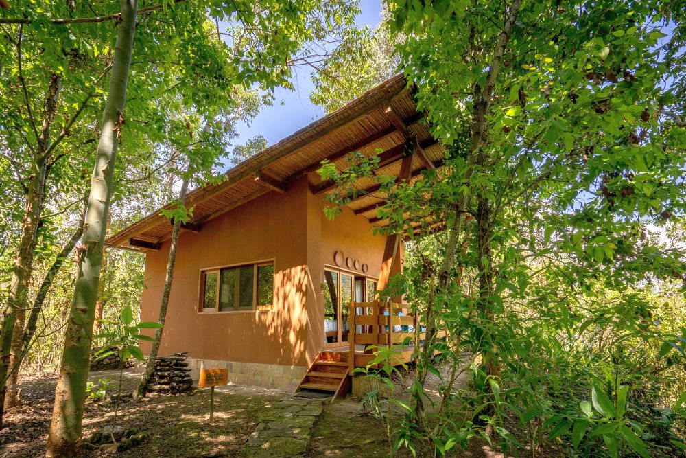 PE2200GN03_gocta-natura-gallito-de-las-rocas-cabin.jpg [&copy; Last Frontiers Ltd]